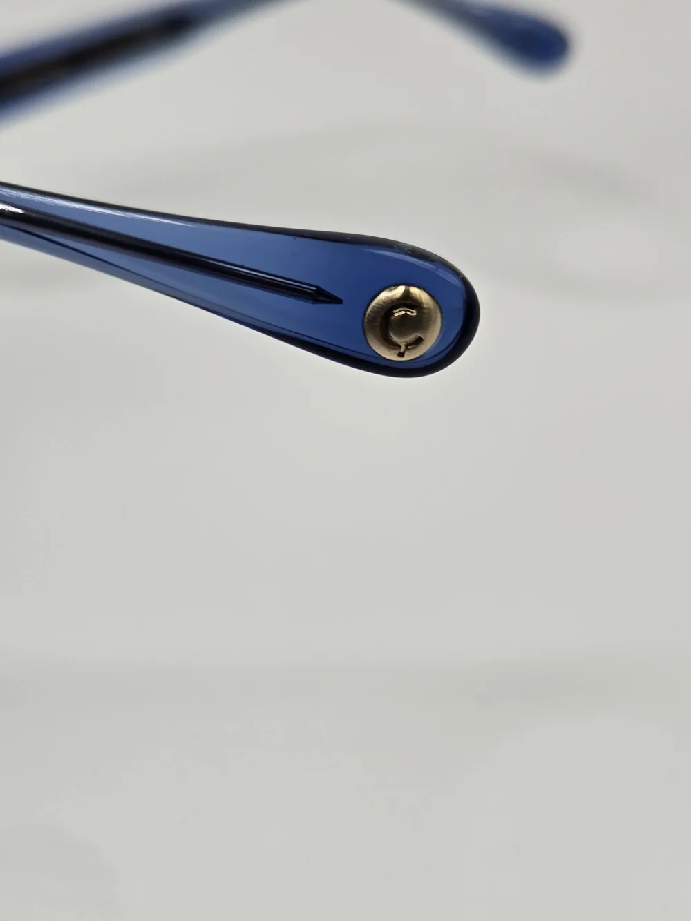 Aperçu sunglasses featuring a bold acetate frame and gold tone branding